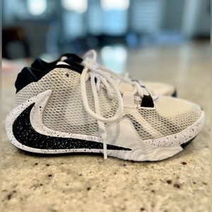 LIKE NEW Nike Zoom Freak 1, GS Oreo, Big Kids Size 4